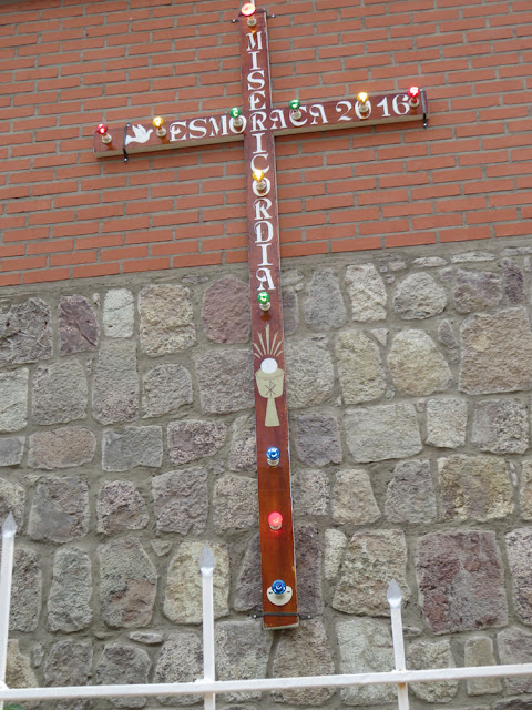 Das Kreuz der Barmherzigkeit, welches in den Pfarreien der Pastoralzone Súd Prozessionskreuz war, ist in Esmoraca geblieben und wurde am rechten Kirchturm mit einer Beleuchtung angebracht.