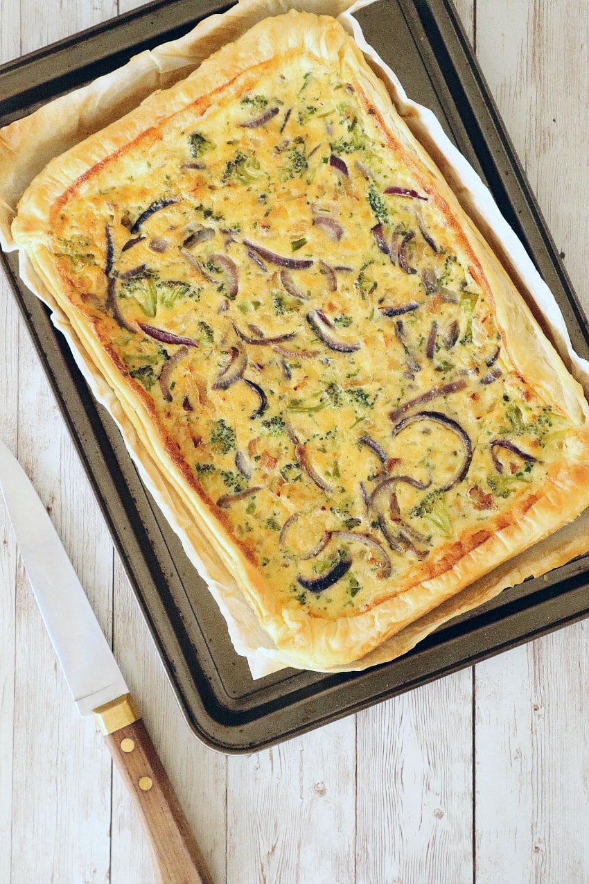 The presence of cream in the filling of this pie gives it a creaminess where we will find tasty codfish, soft strips of onion, and green notes of broccoli, surrounded by a crunchy puff pastry base.