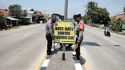 Polisi Pasang Baliho Himbuan di Jalan Raya Pantura Wilayah Kecamatan Kandanghaur