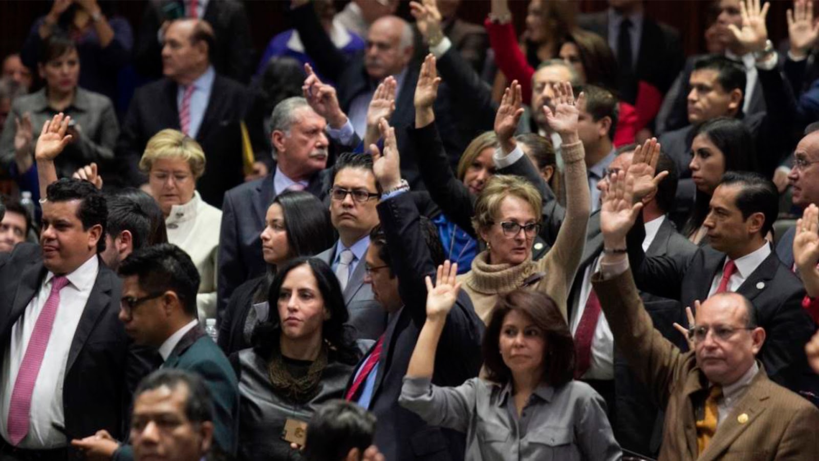 Diputados aprueban quitar el fuero, incluido el presidente.