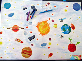 Mural del Sistema Solar hecho con pegatinas de los planetas y ceras de colores