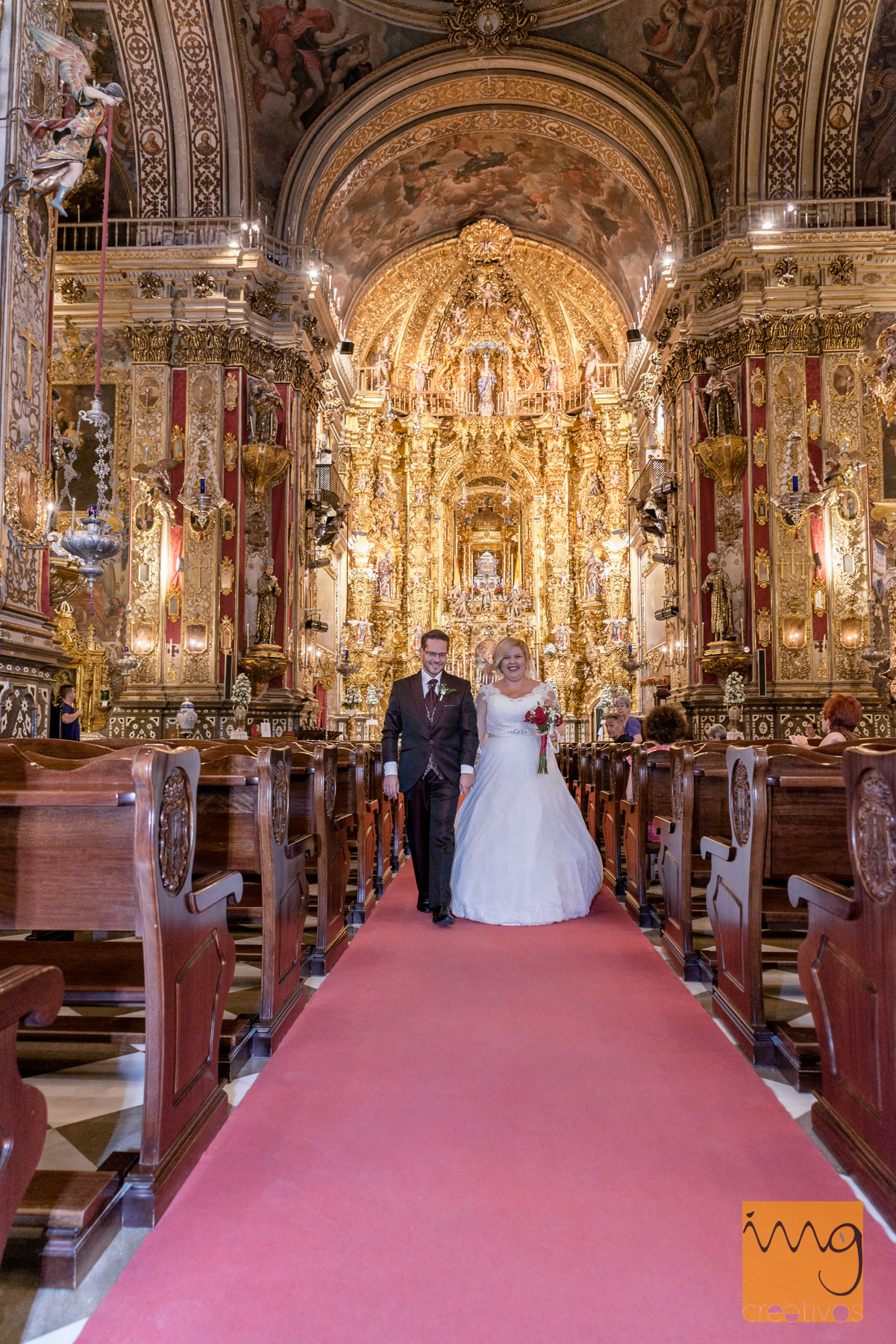 Novios saliendo De la Iglesia de San Juan De Dios en Granada