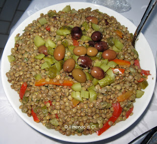 Insalata fredda di lenticchie, verdura fresca e conservata