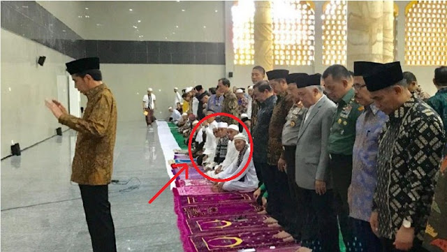 Jokowi Jadi Imam Sholat Ashar di Ambon..Lihat Apa Yang Terjadi..