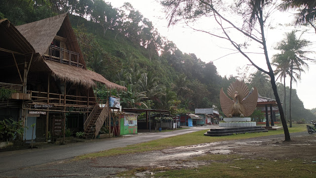 Pantai Karang Bolong