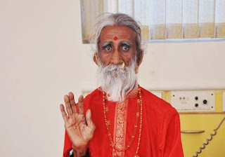 Prahlad Jani，也稱為Mataji或Chunriwala Mataji，是一位印度食氣僧侶，自稱自1940年以來一直生活在沒有食物和水的地方。  Prahlad Jani, also known as Mataji or Chunriwala Mataji, was an Indian breatharian monk who claimed to have lived without food and water since 1940.