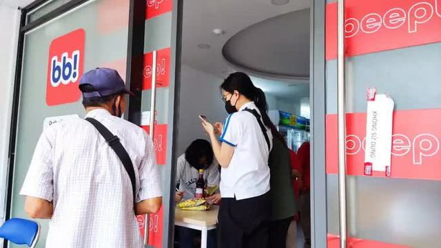 Không riêng gì Bách Hóa Xanh, nhiều cửa hàng cũng treo bảng “xả kho, giảm giá  - Ảnh 3.