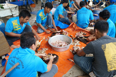 Laki laki juga mempersiapkan acara makan tahun 