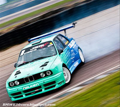  to see the E30 drift and that's some Great images to drifting BMW E30