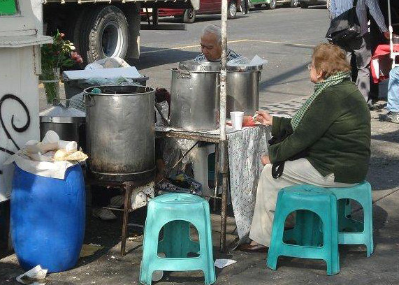 Rescatan a joven que fue vendida en Oaxaca y era obligada a vender tamales