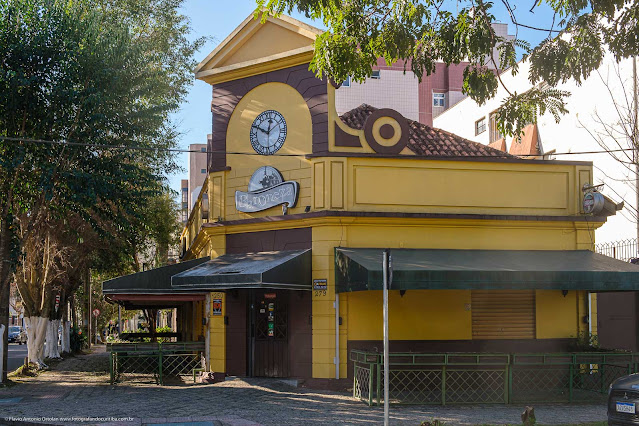 Casa com um relógio no frontão na Rua Conselheiro Carrão