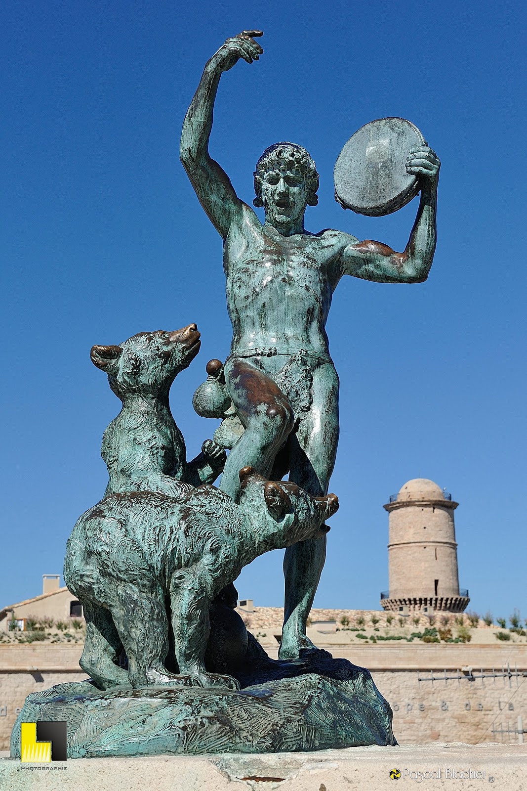 le dresseur d'oursons de louis botinelly devant le fort st jean à marseille photographie pascal blachier