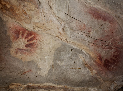Pinturas en la Cueva de Puente Viesgo que representan manos en negativo, en tonos rojizos