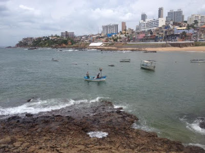  Alguém avise  ao pessoal da prefeitura que no Rio Vermelho no dia 2 de fevereiro  não tem lavagem