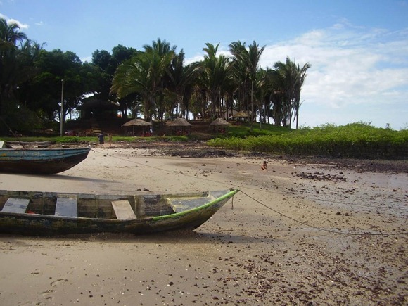 Praia de Juçatuba - Sao José de Ribamar, Maranhao, foto: espedicoeessobrerodas.blogspot.co.br