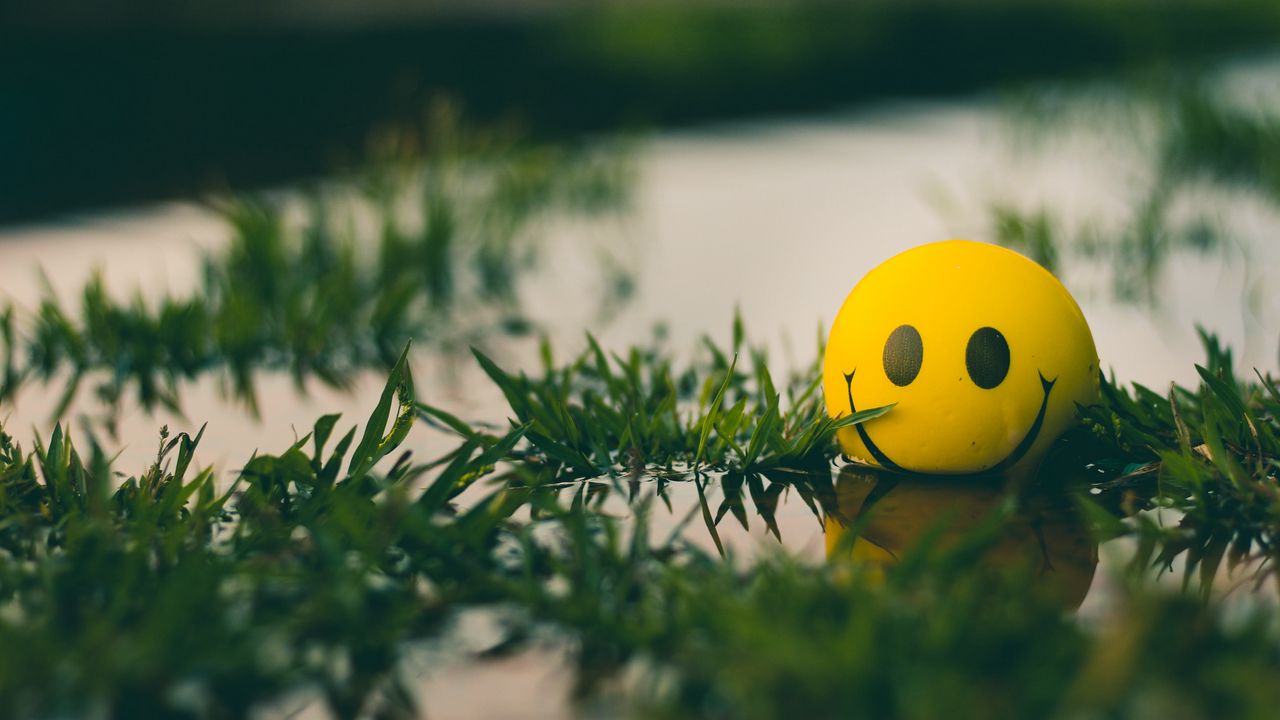 Wallpaper Ball Yellow Smiley