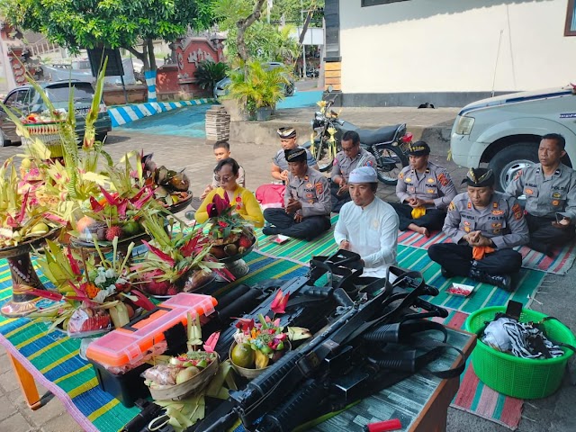 Hari Raya Tumpek Ladep, Anggota Polsek Kubu Sembahyang Bersama dan Mempasupati Barang Inventaris Kantor