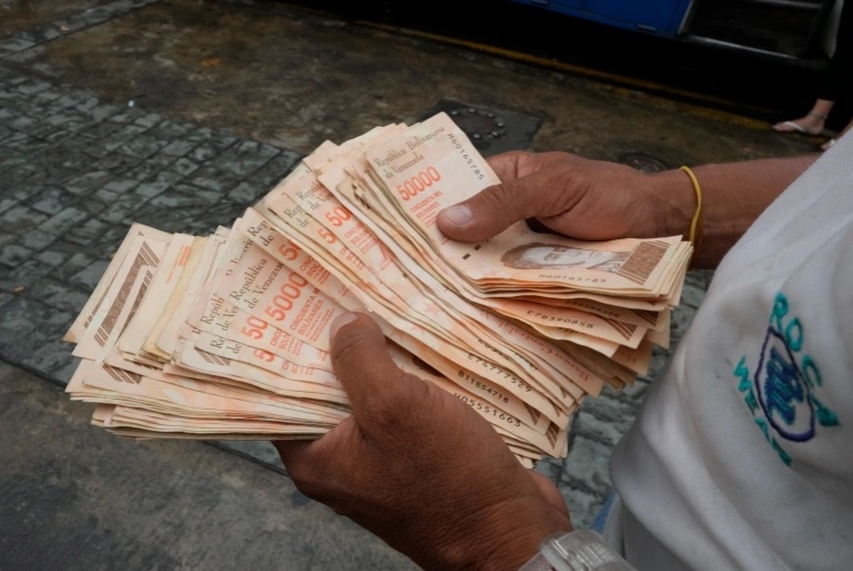 Venezuela introduce nueva moneda, baja seis ceros