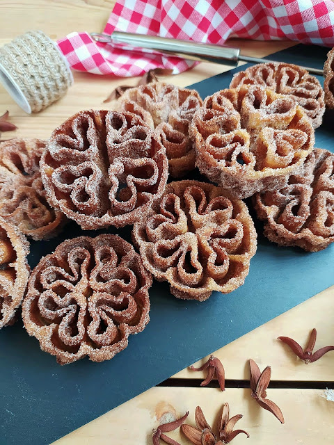 Flores fritas. Receta tradicional de Cuaresma, Semana Santa y Carnaval. Repostería de sartén Dulces fritos Flores extremeñas, manchegas Pascua Cuca