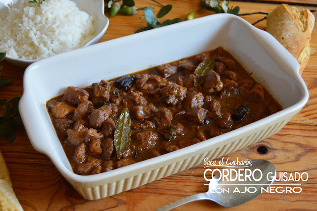 Cordero guisado con ajo negro Saca el Cucharón