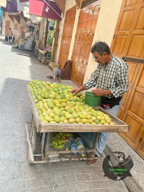 Vendor selling Barbary Fig (prickly pear / cactus pear / tuna) from a cart on Rue Talaa Sghira, Fès, Morocco, Africa