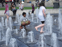 bambini-giocano-fontana
