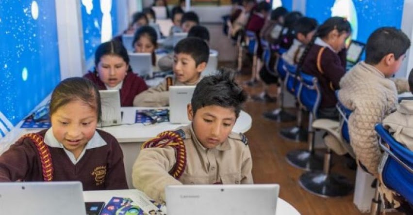 Conoce el bus que lleva educación digital a zonas alejadas del país con el proyecto de Fundación Telefónica