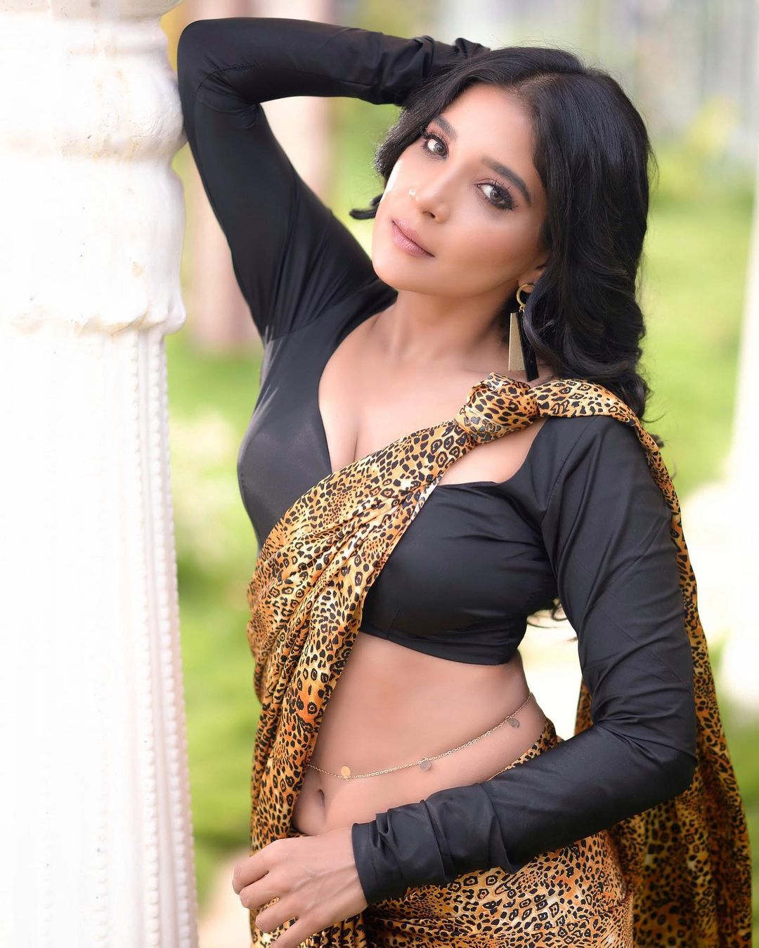 Actress Sakshi Agarwal Latest Hot Navel and Cleavage Show in Saree