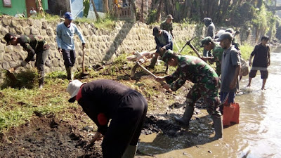 Satgas Subsektor 21-14 Bersama Warga Korve Sungai Cimahi