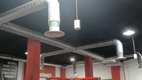 Instalación-recirculador-renovador-aire-forma-araña-gimnasio-Madrid