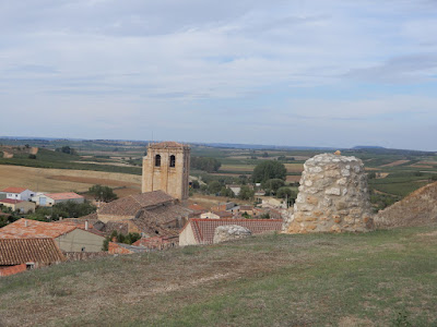 Vista desde la cima: cercera y torre de la iglesia