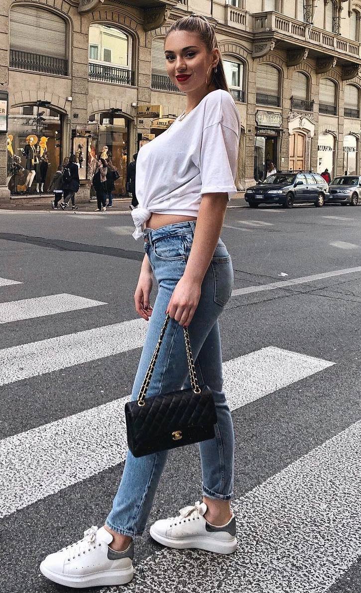 casual style addiction / white tee + bag + jeans + sneakers