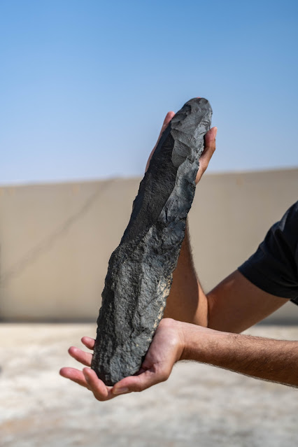 اكتشاف مدهش: العثور على فأس يدوي غريب الشكل في السعودية يعود عمرها لأكثر من 200 ألف عام