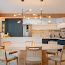 Cozinha contemporânea e integrada azul marinho, branca e amadeirada!