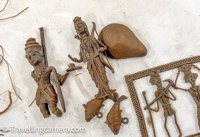 When we were visiting Odisha State Tribal Museum, there were multiple folks invited from different tribes of Odisha who were making art while sitting in exhibition halls of the museum. Above photograph shows artefacts some of them were making by rolling iron/copper wires around shapes made up of wax collected in forests.