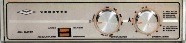 Commandes des opérations par : Un programmateur. Commande les différents cycles et visualise le déroulement du cycle choisi. Il détermine automatiquement : - Le niveau d'eau (deux niveaux), super économie d'eau (et donc de chauffage) grâce à l'utilisation d'un pressostat qui délivre automatiquement la quantité d'eau nécessaire en fonction de qualité et de la quantité de linge à laver. - Le type de brassage (deux cadences, normal ou doux). Un thermostat rotatif réglable. Permet de choisir de froid à 90°C la température de lavage la mieux adaptée à la nature du linge. Risque d'erreur supprimé, par exemple, pour un programme synthétique, si la température 90°C a été malencontreusement sélectionnée, celle-ci ne sera jamais atteinte : c'est en effet le programmateur qui détermine automatiquement la température de lavage maximum pour le cycle choisi. Un interrupteur à deux positions. Permet de choisir la fin du programme entre deux options : - Arrêt cuve pleine d'eau (pas de vidange, pas d'essorage : le linge en suspension dans l'eau ne se froisse pas). - Essorage 500tr/mn. Un interrupteur Marche-Arrêt lumineux. Sert également de témoin de mise sous tension. Consommation d'électricité. - Cycle le plus long (blanc 90°C très sale) 2,50kW/h. - Programme blanc éco sans prélavage 1,45kW/h. Recherche documentations.