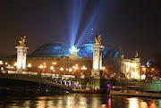 Après les détails de monuments de Paris, une scène, de nuit. le Pont . (paris copy)