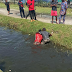 Oja Ti Burst: Bus driver and conductor trades Blow as they fight dirty inside gutter in Lekki over N1,500 (photos)