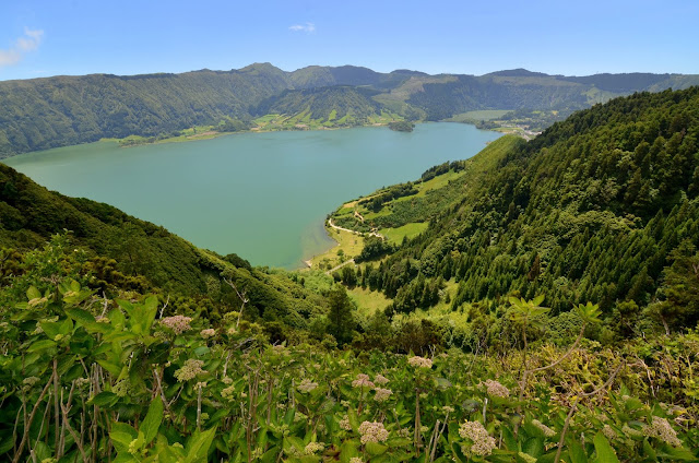Lagoa azul. Miradoiro de Cumeeira San Miguel. Azores. Lagoa das sete cidades
