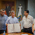 Firma libro de visitantes distinguidos el  poeta Francisco Javier Estrada Arriaga