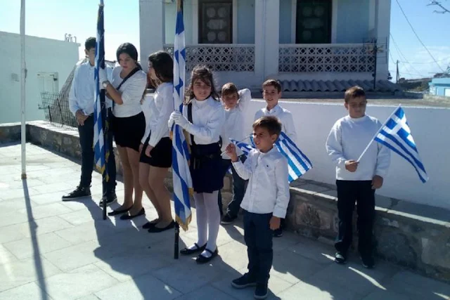 Δασκάλα από το Ναύπλιο και 8 μαθητές παρέλασαν στο Αγαθονήσι (βίντεο)