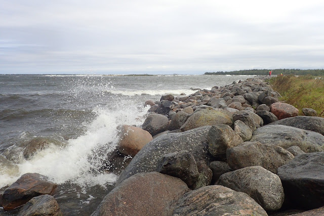 Aallot pärskyvät rantalohkareisiin