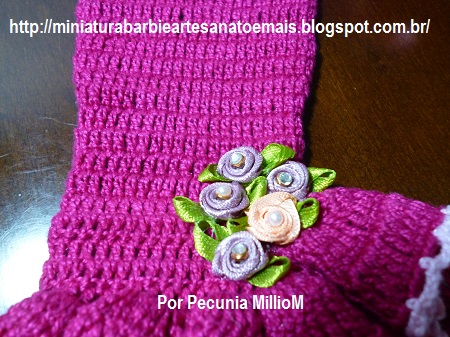 Roupa de Época de Crochê Para Bonecas Barbie Com Sombrinha Aberta e Chapéu Com Penas Por Pecunia MillioM 4