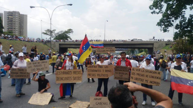 Ciudadanos hacen plantón pese a decreto que regula manifestaciones