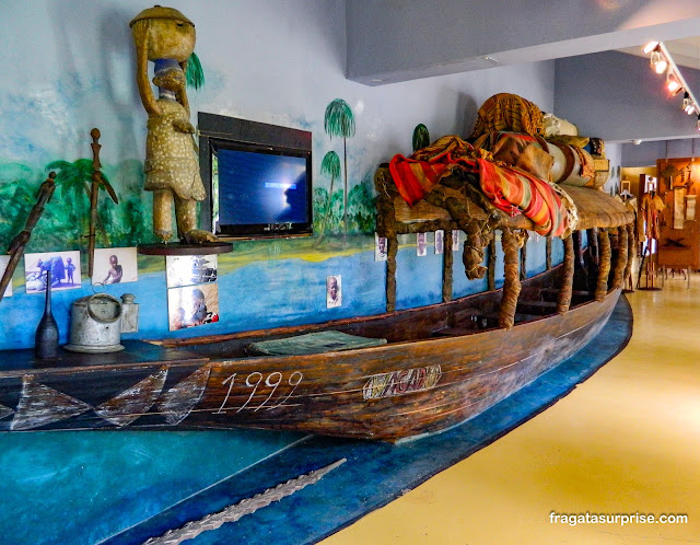 Embarcação típica do Mali no Museu Kura Hulanda, em Willemstad