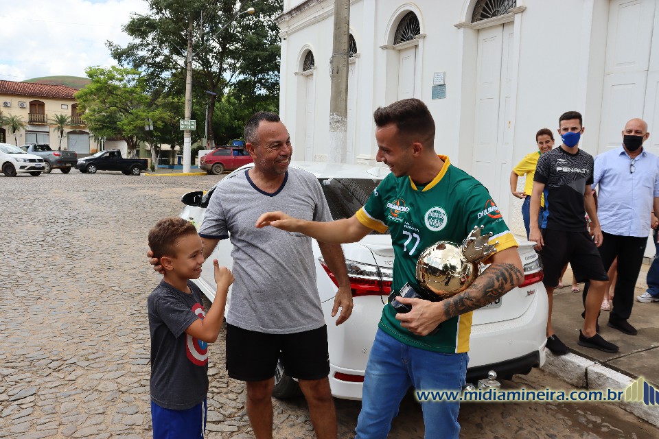 Ícone do futebol freestyle no Brasil, Adonias vira jogador de futsal