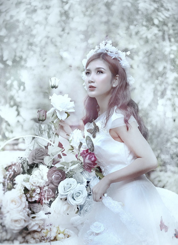Thiếu nữ áo đầm trắng, vườn hoa trắng