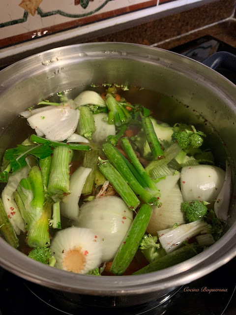 Caldo con restos de verduras