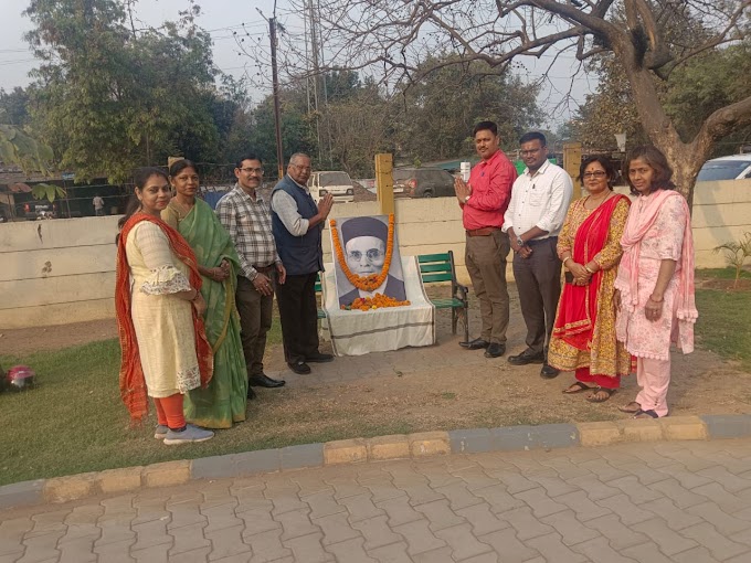 वीर सावरकर को आत्मार्पण दिवस पर सोमवार को सोनारी गुरुद्वारा के सामने स्थित पार्क में भारतीय जन महासभा के लोगों ने पुष्पांजलि अर्पित कर नमन किया।