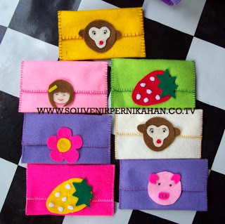 souvenir pernikahan kain flanel berbentuk dompet